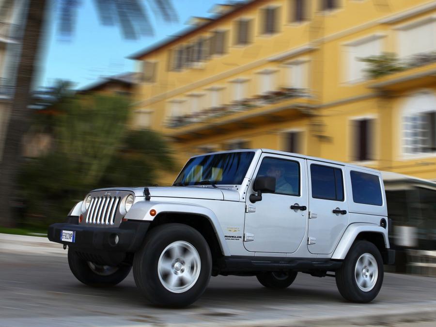  Jeep Wrangler Sahara Unlimited 2011 года  (EU) (фото 18 из 30)